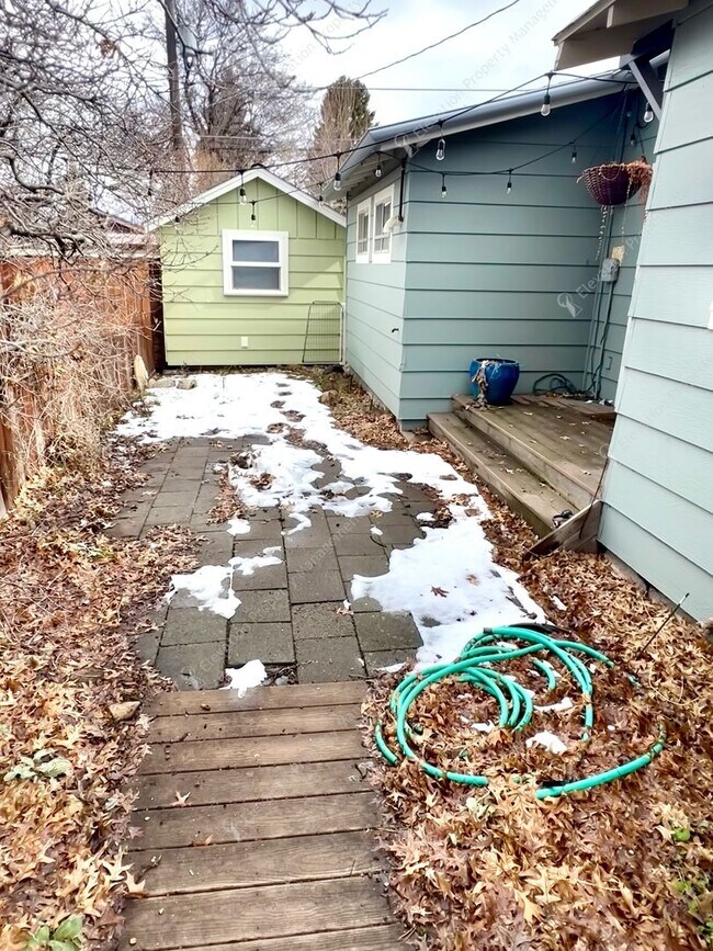 Building Photo - *Unfurnished* Charming, updated and walkable west side 3 BR + den/office