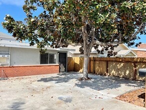Building Photo - Single level duplex a block to the beach!