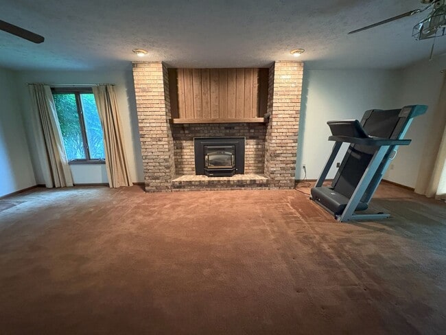 Building Photo - Single Family Home on 9.84 Acres