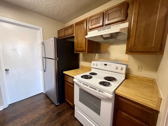 Building Photo - **MOVE IN SPECIAL!** MUST SEE! Spacious 2 ...
