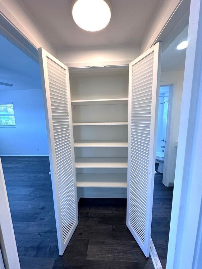 Building Photo - Large Updated 2BR/2BA Bath Condo - Steps from Fort Lauderdale Beach!