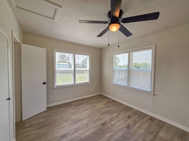 Building Photo - Cute Efficiency Studio Style Home in Shawnee!