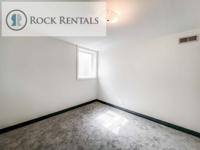 Building Photo - Updated 4 Bed 1 Bath near City Center