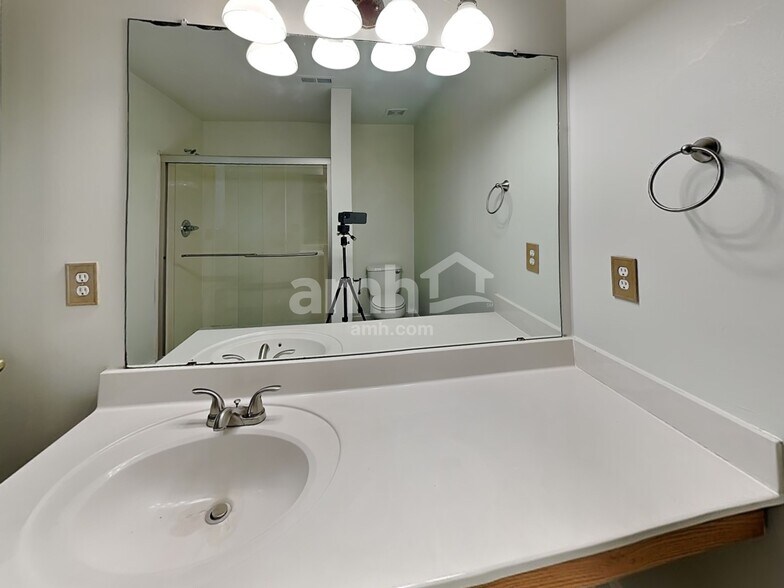 Building Photo - 404 Annaberg Ln