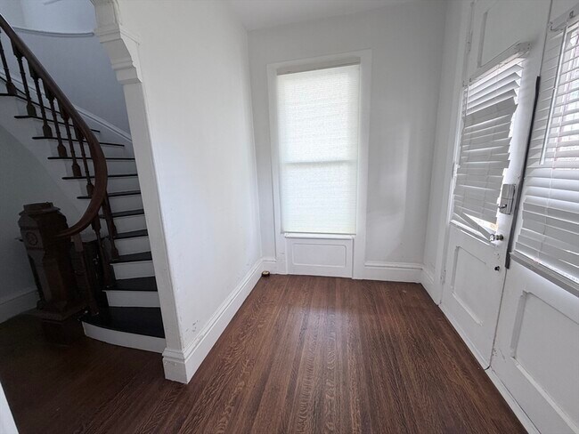 Building Photo - 82 School St