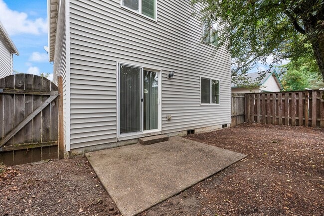 Building Photo - 4 bed, 2.5 bathroom House available