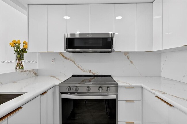 Building Photo - 540 Brickell Key Dr