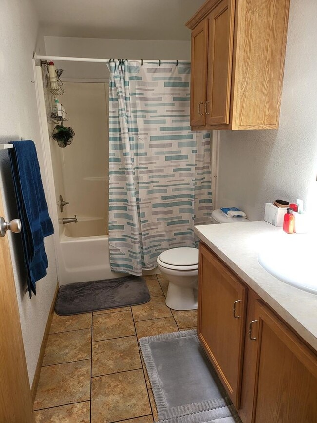 Building Photo - Look Here! Available 3bd 2ba Home!