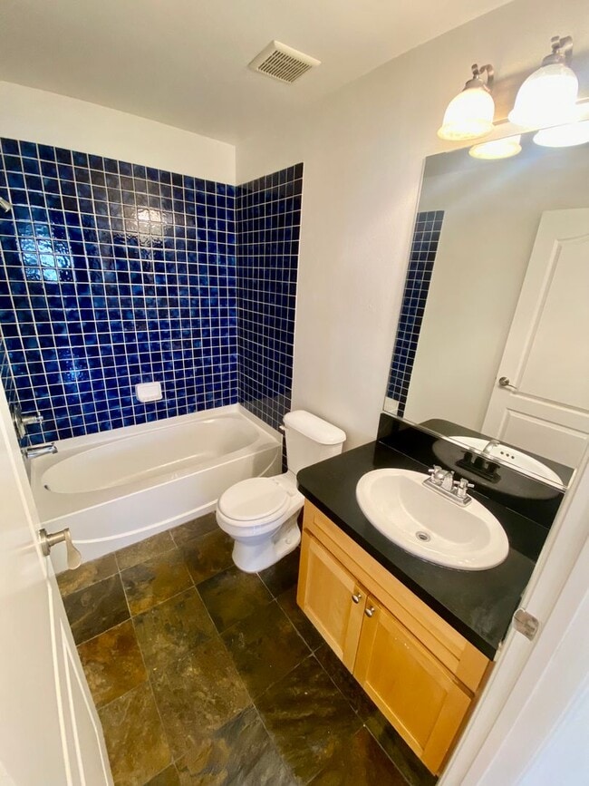 Building Photo - Spacious 4 Bed, 3 Bath Townhouse in Torrance $3,850