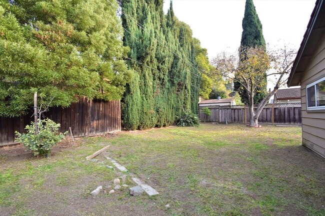 Building Photo - 2070 Sierra Wood Dr