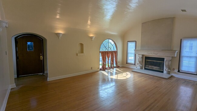 Building Photo - Beautiful 2 Bed 1.5 Bath Single Family Hom...