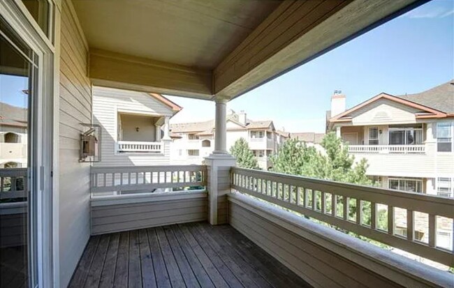 Building Photo - Bright Top Floor Condo with Vaulted Ceilin...