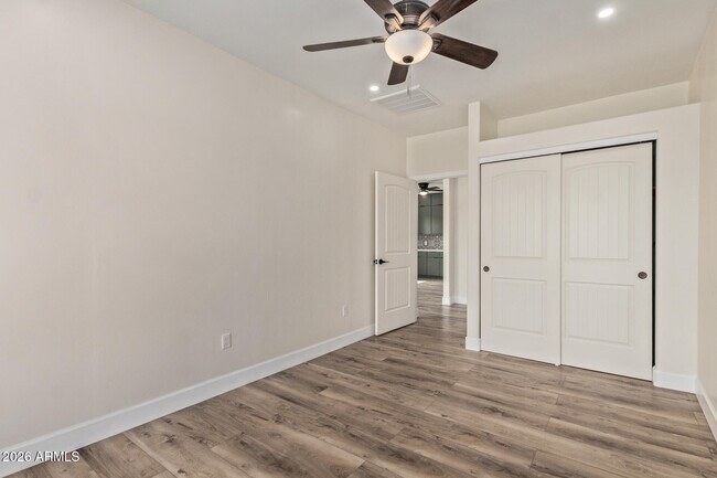 Building Photo - 11437 W Lakeshore Dr