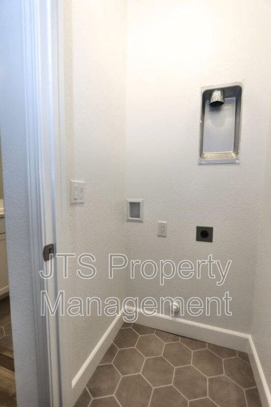 Building Photo - 3349 Hedgerow Ct