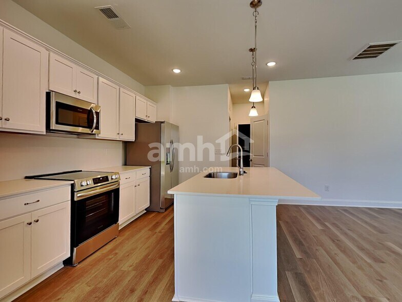 Building Photo - 6050 Rosemore Ln