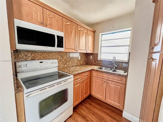 Building Photo - 8870 Fontainebleau Blvd