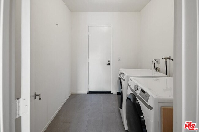 Building Photo - 1506 S Bentley Ave