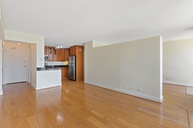 Building Photo - 450 W Briar Pl