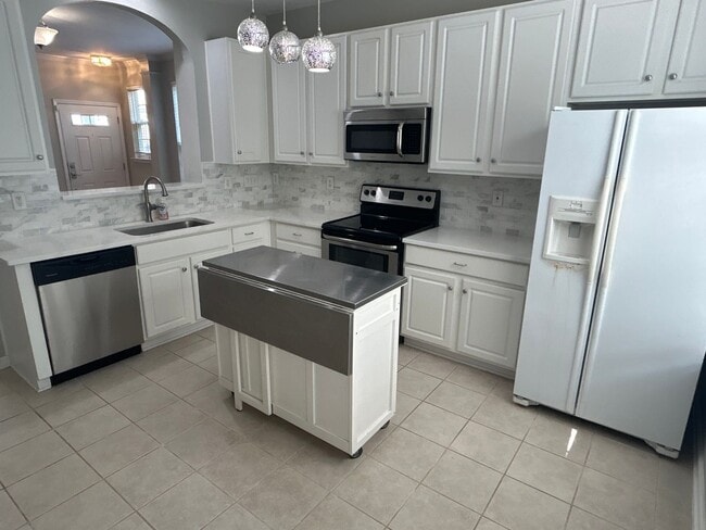 Building Photo - 2 Bed | 2.5 Bath End Unit Townhome in Rale...