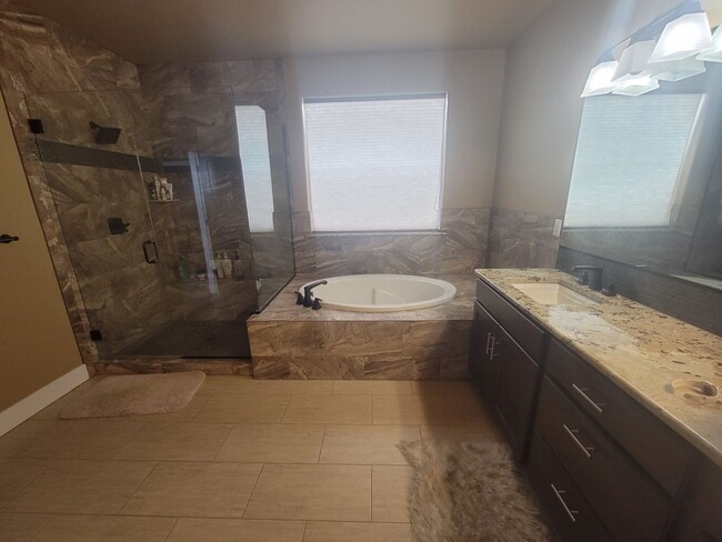 Building Photo - Richland Home with Stunning Views, Comfort...