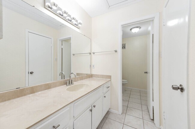 Building Photo - 14515 Wunderlich Dr