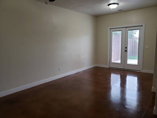 Building Photo - 1385 Clinton Way