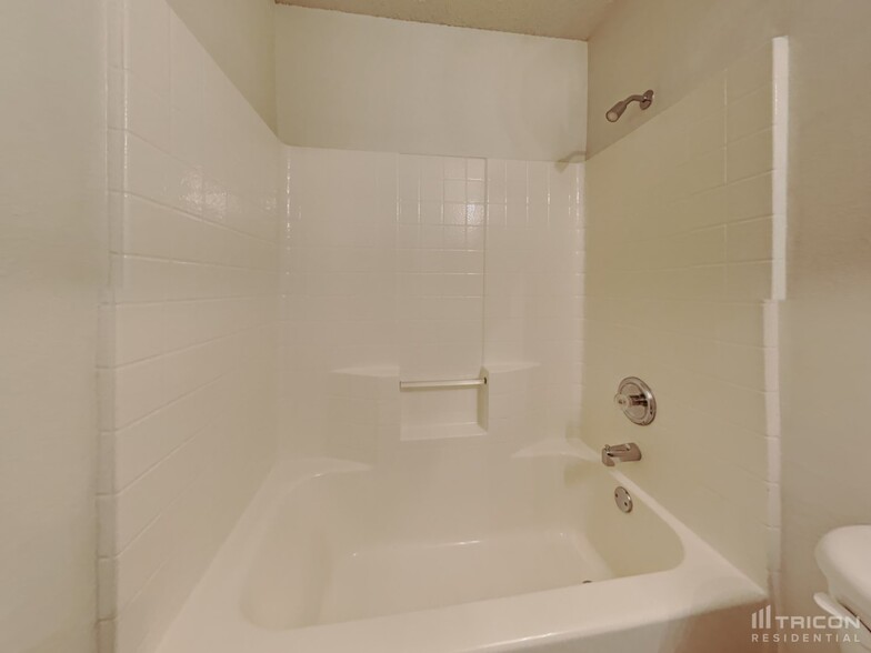 Building Photo - 772 Raven Dr