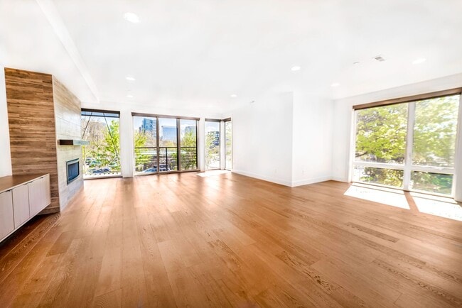 Building Photo - Park Central Townhomes - 4 Stories, 3 bedrooms, 31/2 bathrooms, 2 car garage and a rooftop deck w...