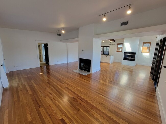 Building Photo - BEAUTIFUL 4BD - 3BA SINGLE STORY HOUSE WITH PRIVATE LAUNDRY AND DETACHED 2 CAR GARAGE