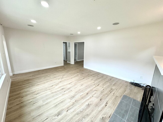 Building Photo - Charming 2 Bedroom Home Near Olivedale Par...