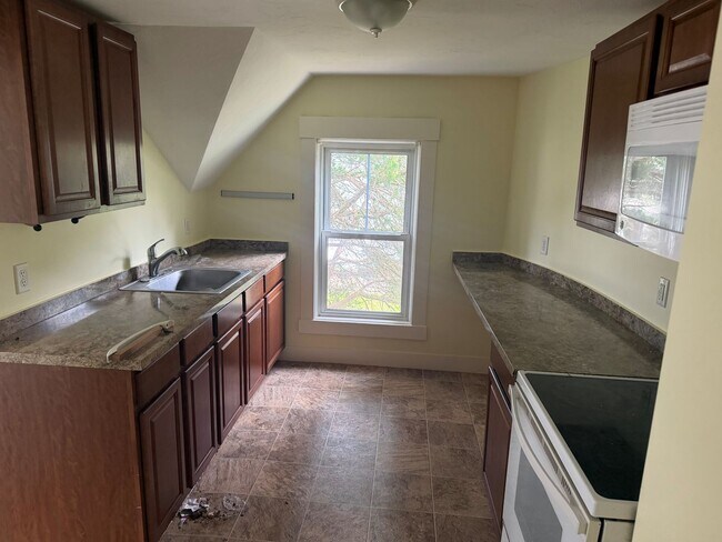 Building Photo - Charming 2-Bedroom 1 Bath Apt. in Middleboro