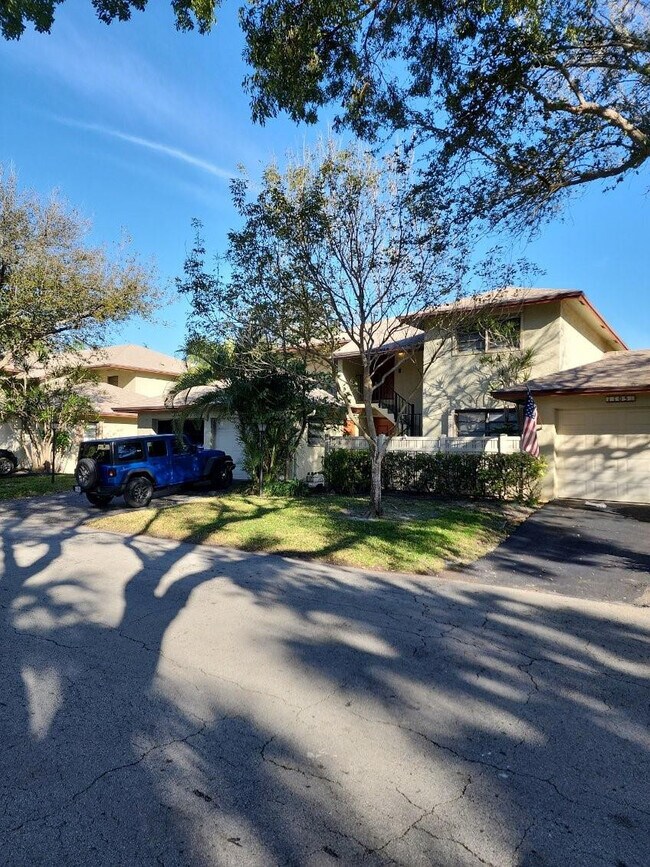 Building Photo - 1800 NE 39th Ct