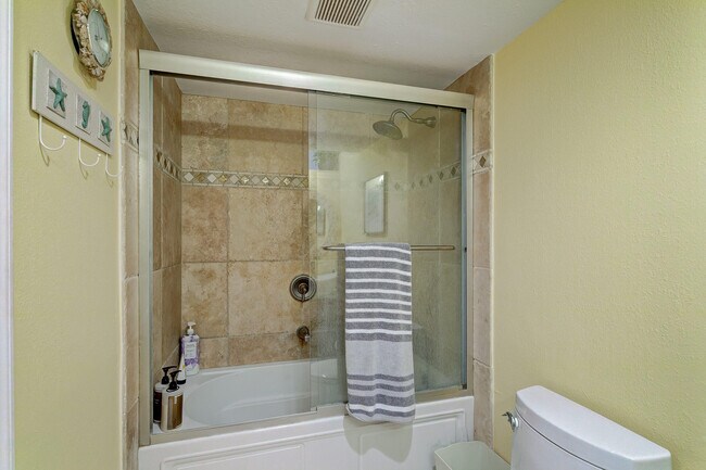 Building Photo - 5420 N Ocean Dr