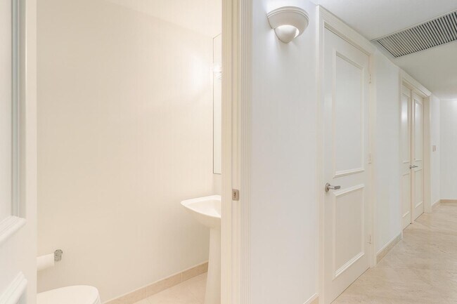 Building Photo - 800 Ocean Dr
