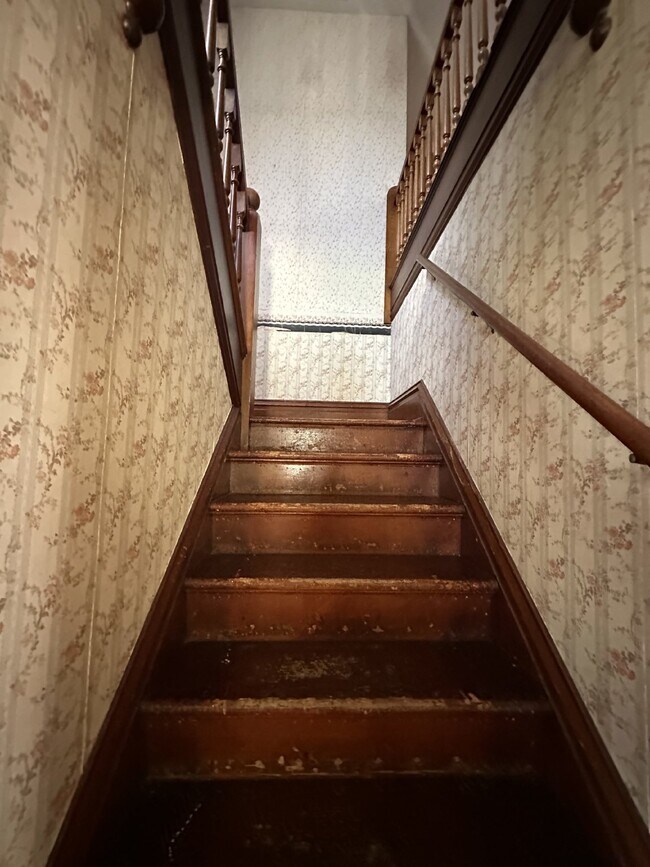 Building Photo - Superb 3 Bed 2 Bath close to UWEC! Availab...