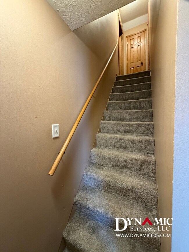 Building Photo - 717 W 16th St