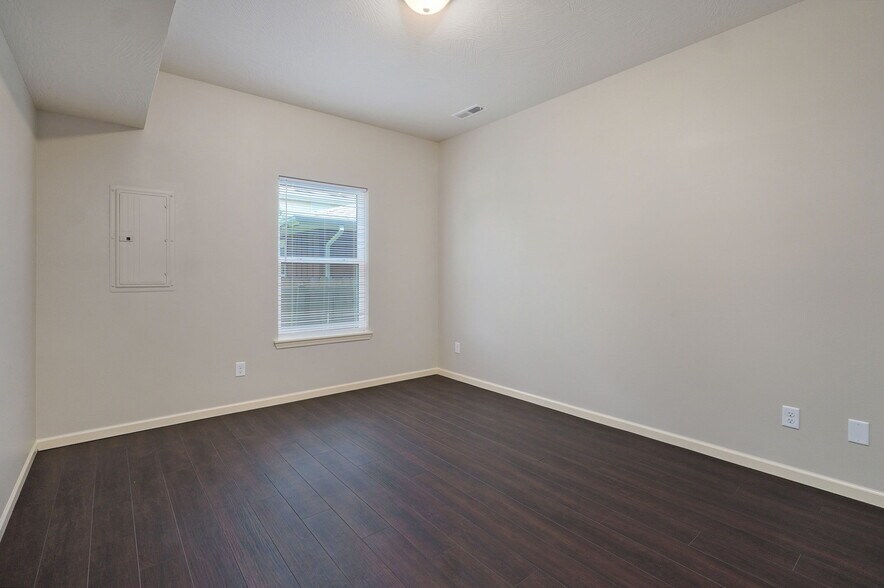 Building Photo - 1320 E Elm St