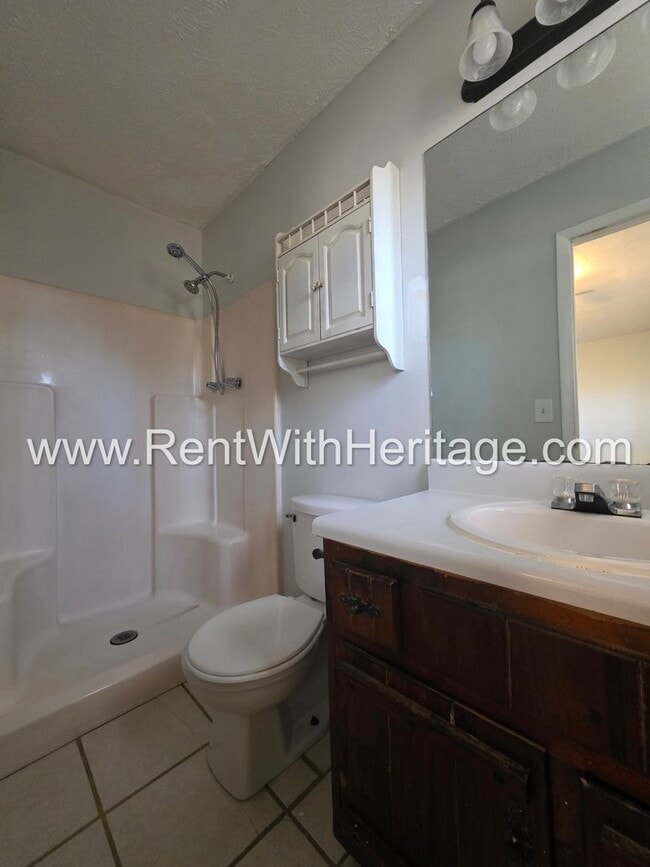 Building Photo - Amazing 3 Bedroom/ 2 Bath Home / Spacious Livingroom /  Flex Room / 1/2 Acre / Fenced Yard / Grea...