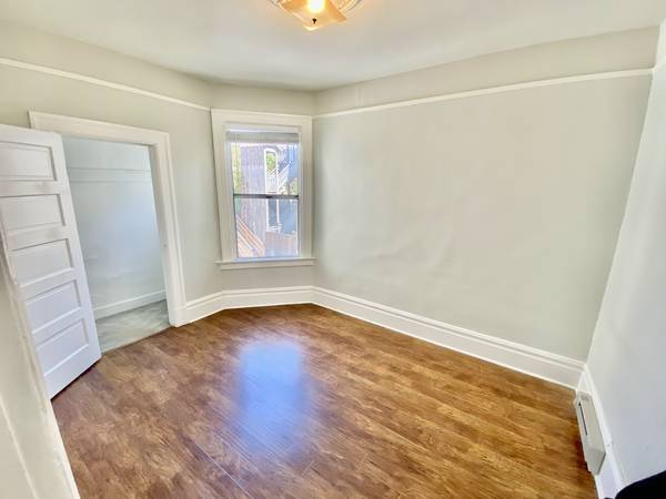 Building Photo - 2BR/1BA Edwardian with Renovated Kitchen &...