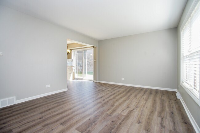 Building Photo - 1360 W Byron Ave