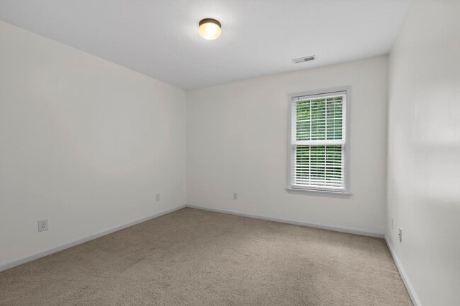Building Photo - Ranch home with Fenced yard