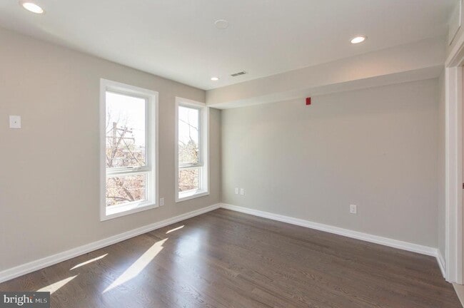 Building Photo - 1703 Bainbridge St