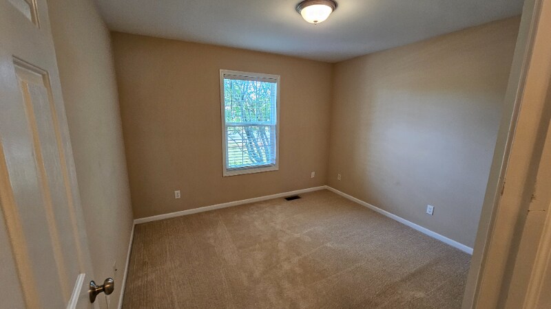 Building Photo - 647 Knolls St W