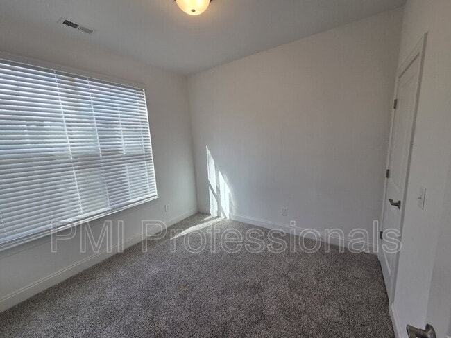 Building Photo - 923 SE Broad St