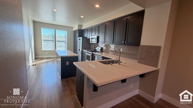 Building Photo - Modern 3-Story Living in Santa Rosa - Available Now!