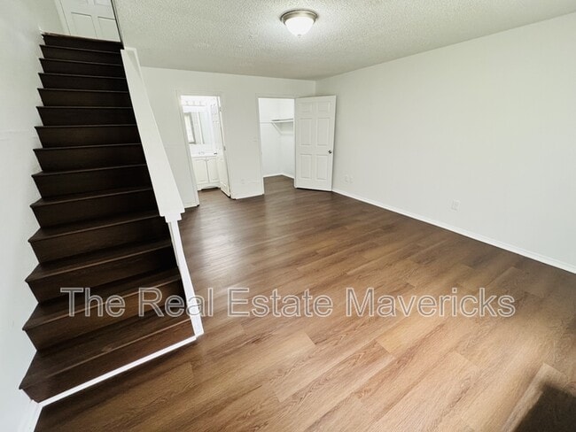 Building Photo - 925 Shallowford Rd