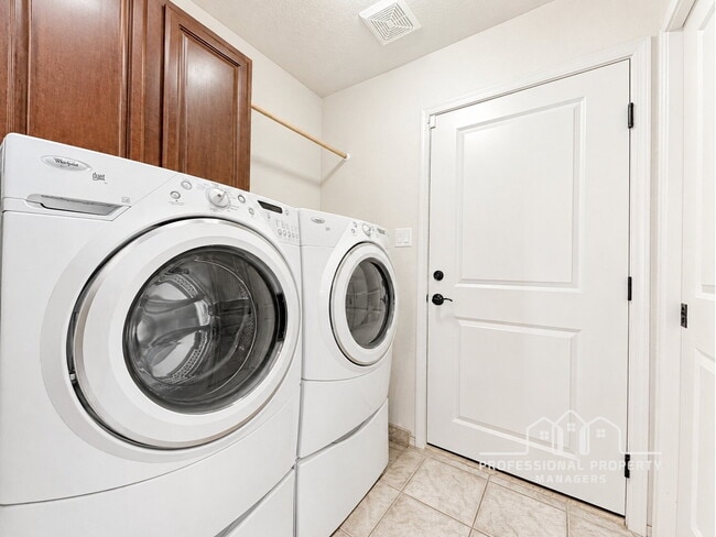 Building Photo - "Spacious 4-Bedroom, 2-Bathroom SOLAR Home in Mesa del Sol!"