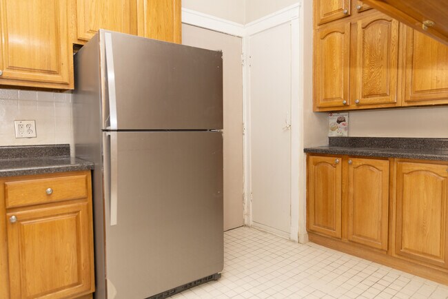 Building Photo - 940 E 48th St