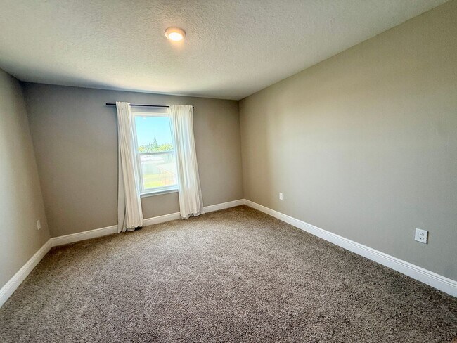 Building Photo - 5282 Neil Dr