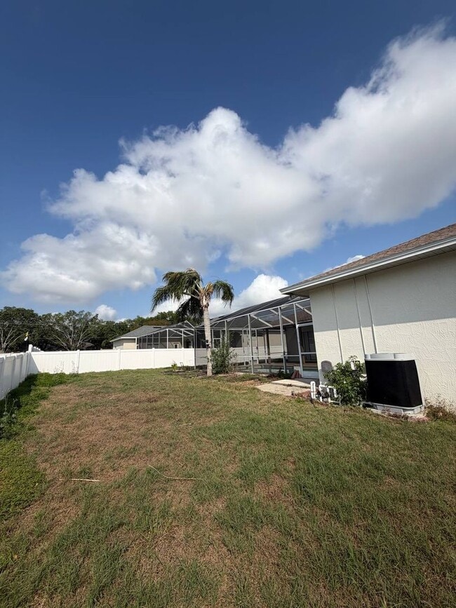 Building Photo - Welcome to your private Florida retreat in Lakeland!